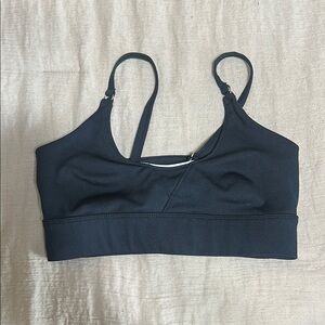 Black Seamless Sports Bra with Adjustable Straps